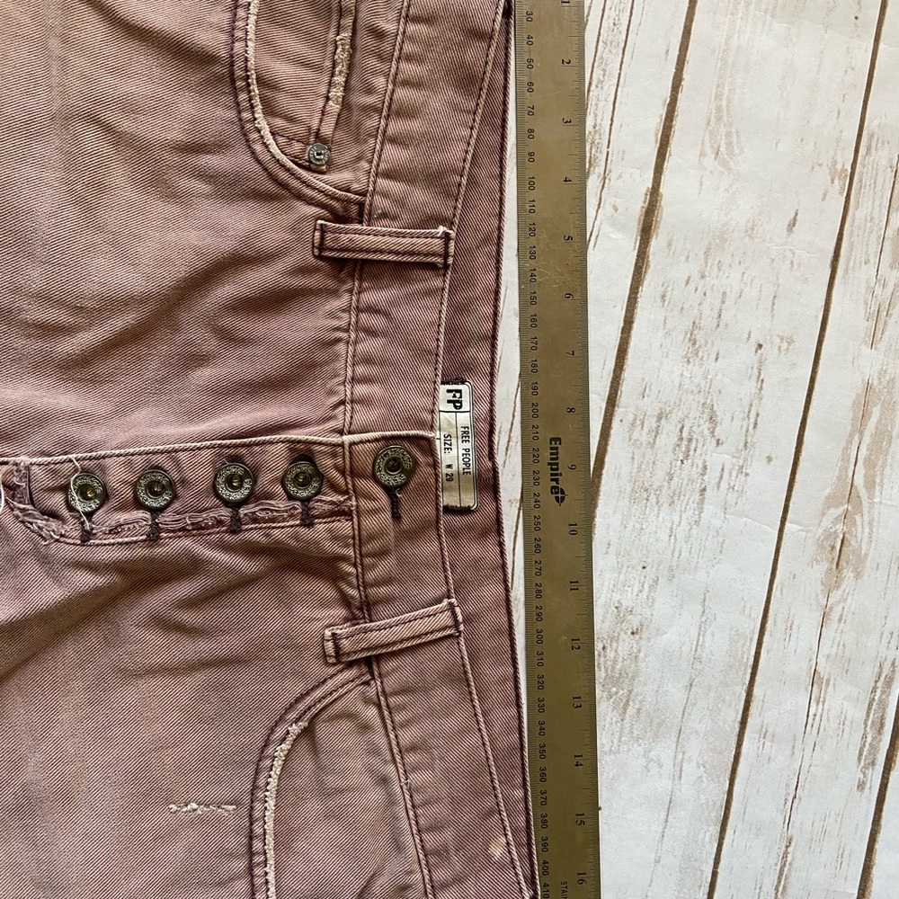 💜FREE PEOPLE lightly distressed jean shorts - Picture 6 of 7